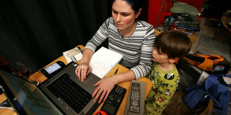 Rachel test-driving solidworks on her new dell precision m90 laptop - _MG_9319